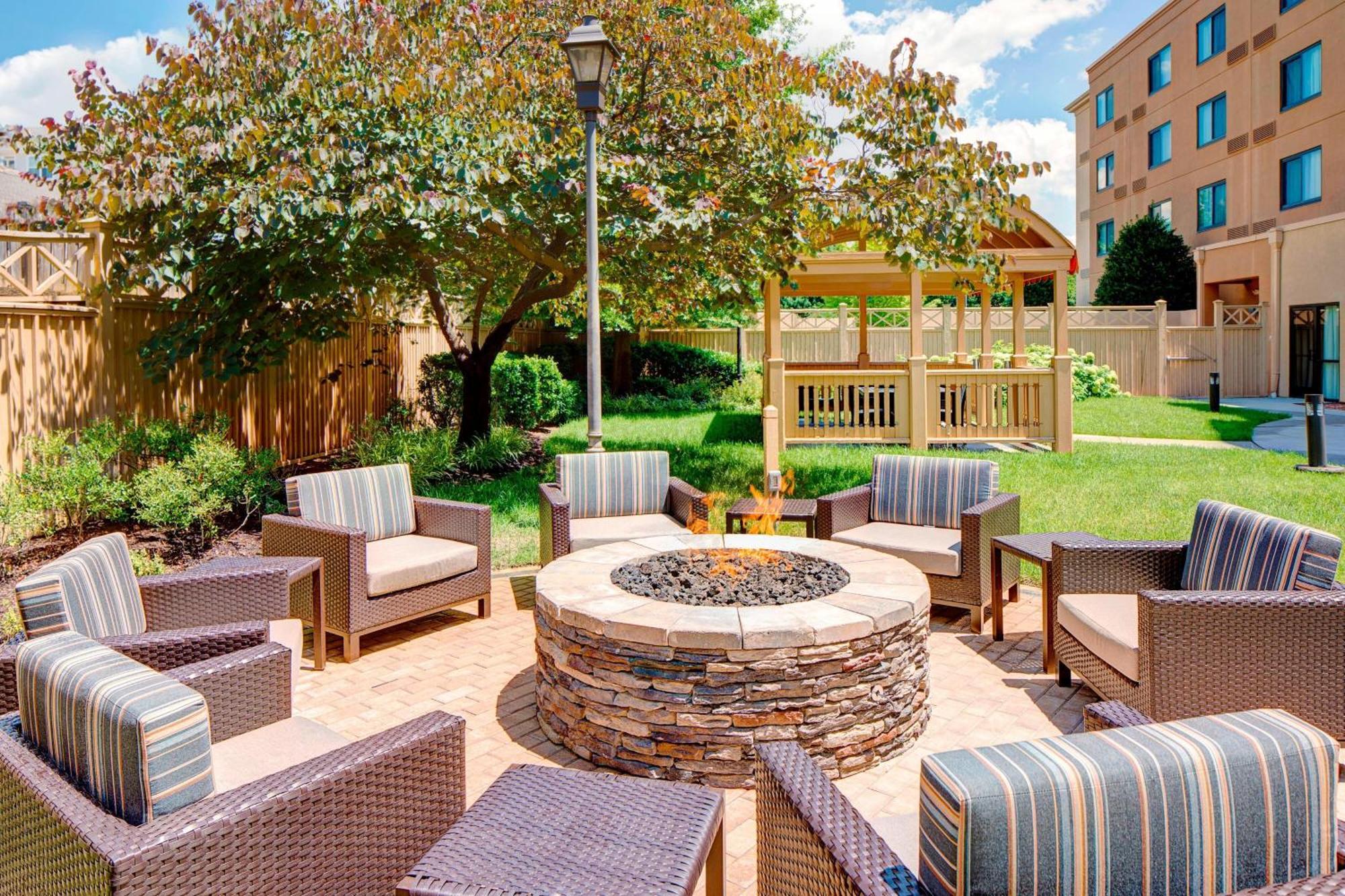 Courtyard By Marriott Roanoke Airport Hotel Kültér fotó